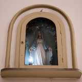 ...e una piccola nicchia con una statua della Madonna